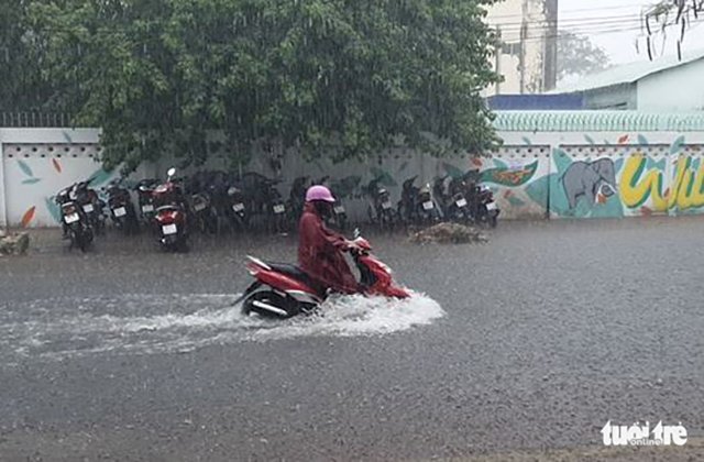 Nhiều tuyến đường ở TP Cà Mau nước ngập hơn nữa xe Honda, khiến bà con lưu thông gặp nhiều khó khăn 