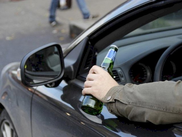Không nên uống rượu bia khi lái xe vì rất nguy hiểm
