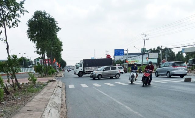 Các phương tiện khi đến trạm thu phí BOT Cần Thơ - Phụng Hiệp đã không qua trạm mà cho xe vòng lại để rẽ vào đường Nguyễn Thị Trâm.