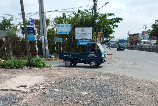 Một xe tải sau khi né trạm, đi từ đường Nguyễn Thị Trâm để ra trở lại QL1.