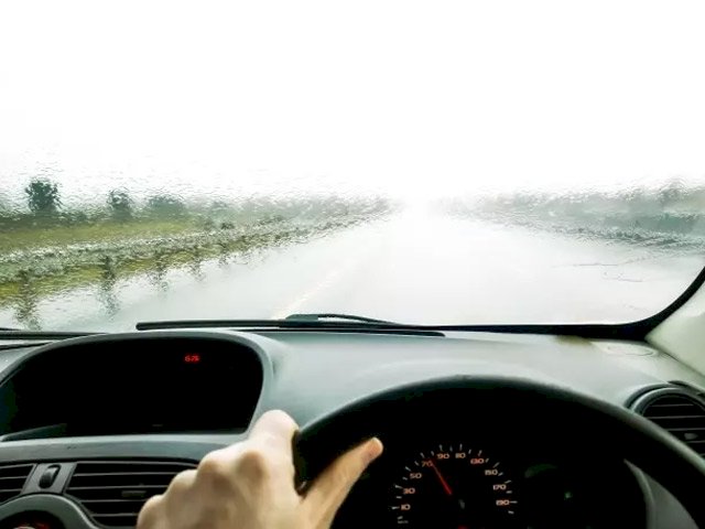 lái xe dưới trời mưa to