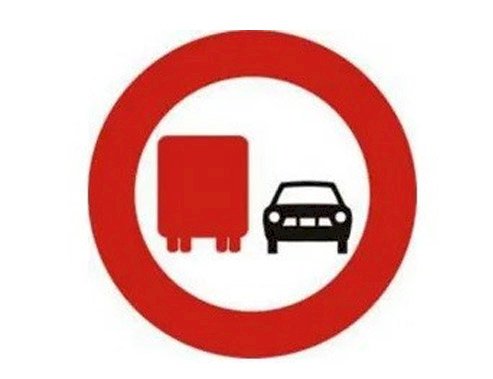 Biển báo P.126 “Cấm xe ô tô vượt”.
