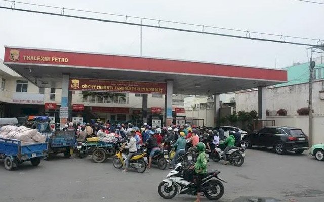 Một cửa hàng trên dường Phan Văn Hớn (quận 12) có rất nhiều người xếp hàng chờ đổ xăng, dầu