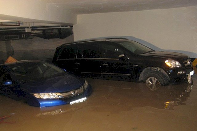 Lái xe qua khu vực ngập nước phải hết sức cẩn thận và cảnh giác nguy cơ thủy kích