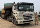 Phạt tài xế xe đầu kéo quá tải cố thủ trên xe 52 triệu đồng