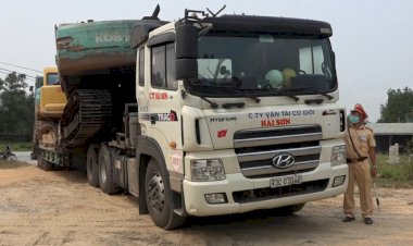 Phạt tài xế xe đầu kéo quá tải cố thủ trên xe 52 triệu đồng