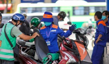 Tin vui liên tiếp: Giá xăng lần thứ tư giảm giá