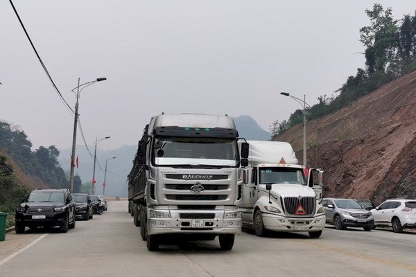 Hàng ngàn xe hàng hoá đã thông quan qua Trung Quốc