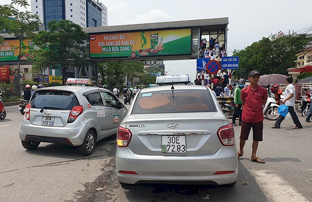 Hà Nội: Tài xế taxi “hô biến” biển số để trốn phạt nguội