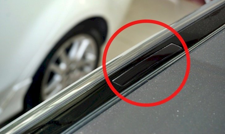 Tấm che nhỏ trên nóc ô tô có tác dụng gì?