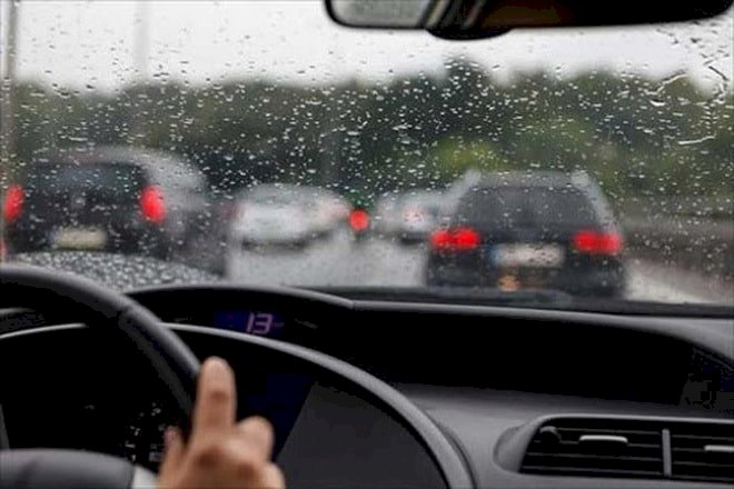 10 “nhớ” để lái xe an toàn trong trời mưa lớn