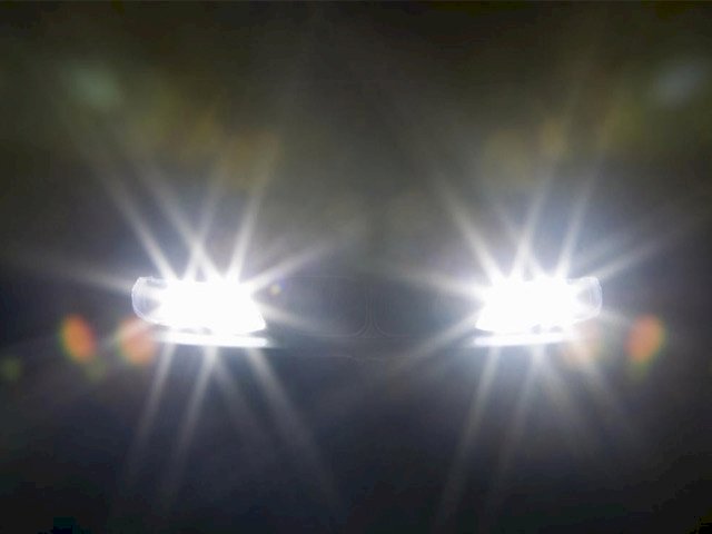Cách sử dụng đèn pha ô tô để xin đường và nhường đường