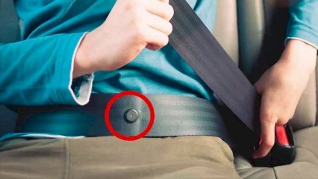 Tác dụng của nút nhựa đính trên dây an toàn ô tô không phải ai cũng biết