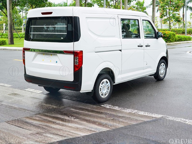 Cửa sau thiết kế mở l&ecirc;n c&oacute; ty hơi trợ lực