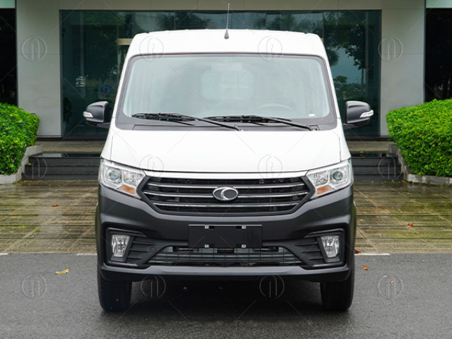 Mặt ga lăng viền chrome kết hợp với đ&egrave;n Halogen si&ecirc;u s&aacute;ng