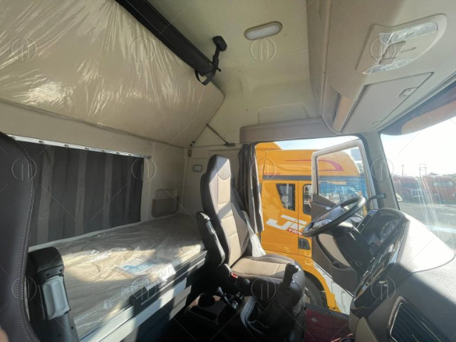 Nội thất xe đầu kéo FAW JH6 430HP được ví như một “ngôi nhà di động”, mang đến cho tài xế sự thoải mái và tiện nghi tối đa trong suốt những hành trình dài. Cabin thiết kế nóc cao, rộng rãi, bố trí 2 ghế ngồi và 2 giường nằm, tạo không gian nghỉ ngơi thuận tiện. Ghế tài xế là ghế hơi hiện đại, có thể điều chỉnh đa chiều, tích hợp quạt làm mát, giúp giảm mệt mỏi khi lái xe lâu.