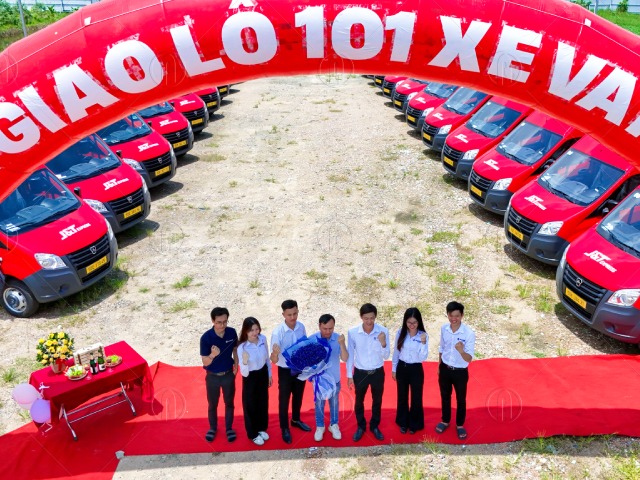 Khung cảnh trước khi bàn giao xe cho đại diện J&T Express Khung cảnh trước khi bàn giao xe cho đại diện J&T Express