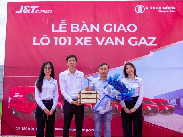 Đại diện J&T Express nhận bàn giao xe Đại diện J&T Express nhận bàn giao xe