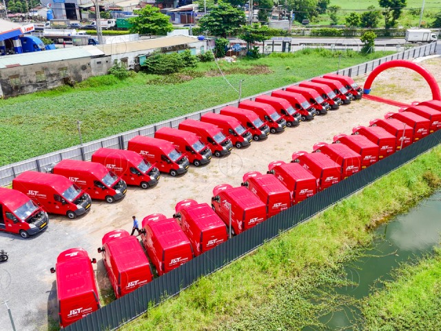 Dàn xe Van GAZ sẵn sàng gia nhập đội ngũ vận tải của J&T Express trên toàn quốc. Dàn xe Van GAZ sẵn sàng gia nhập đội ngũ vận tải của J&T Express trên toàn quốc.