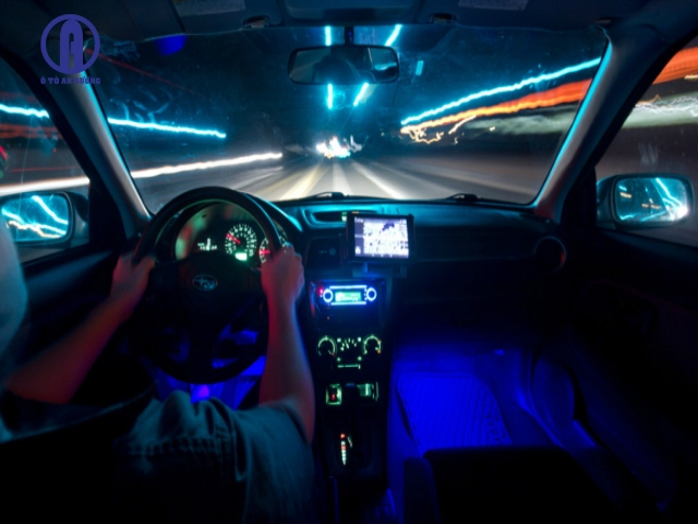 Hình: Bật đèn nội thất xe vào ban đêm