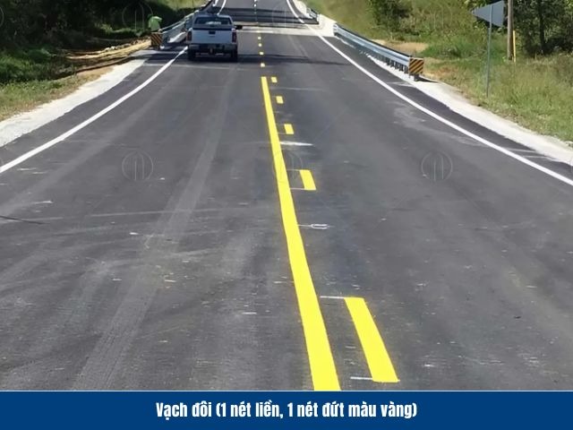 Vạch v&agrave;ng đ&ocirc;i kết hợp giữa một vạch liền v&agrave; một vạch đứt m&agrave;u v&agrave;ng