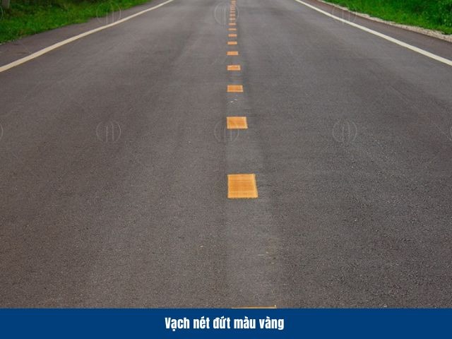 Vạch kẻ đường dạng n&eacute;t đứt m&agrave;u v&agrave;ng d&ugrave;ng để ph&acirc;n chia hai chiều xe