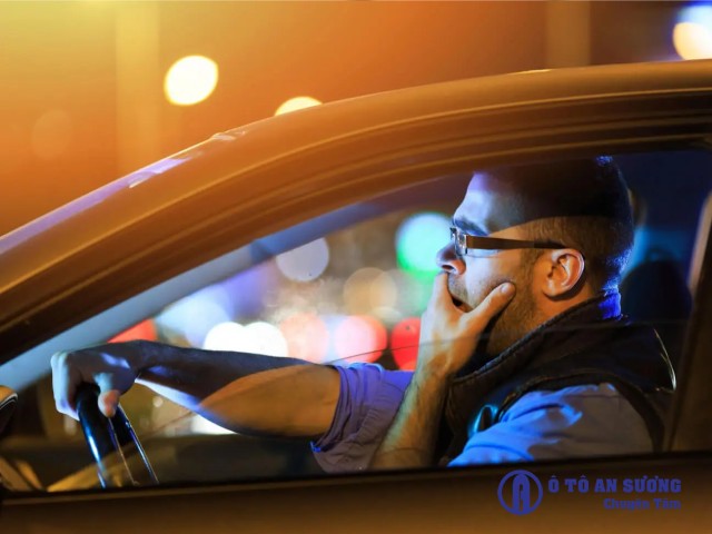 Mở kính để thoáng khí khi lái xe để giảm bớt buồn ngủ