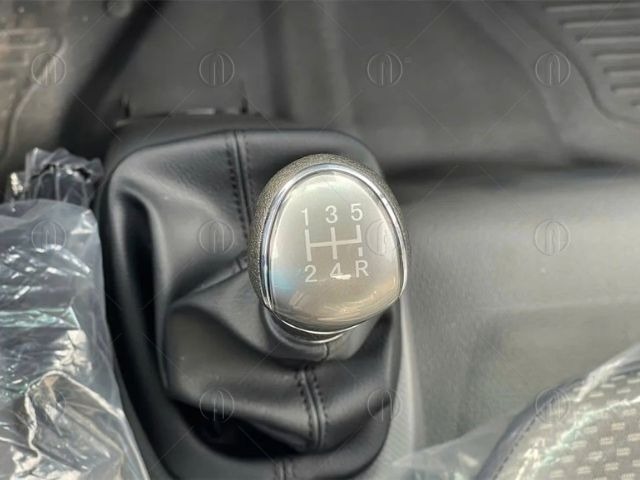 Cần số 5 số tiến 1 số lùi dễ thao tác chuyển số