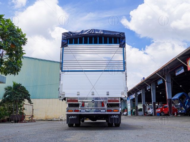 Cửa mở đuôi xe thuận tiện bốc dỡ hàng