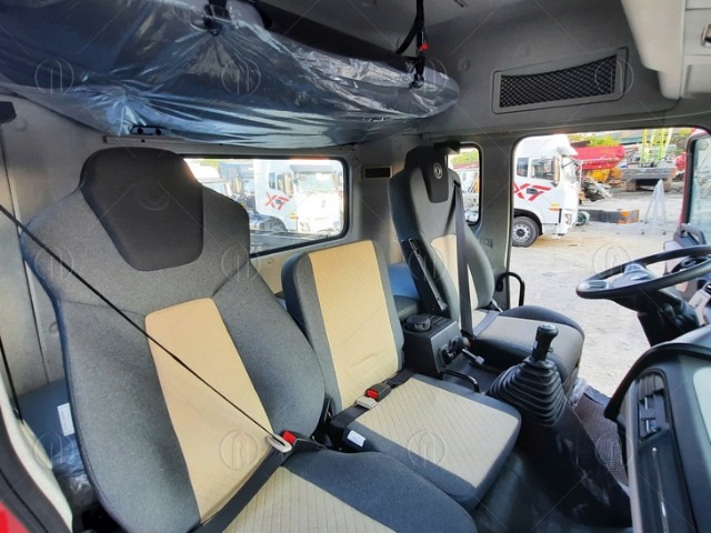 Nội thất khoang lái xe đầu kéo Dongfeng X3 12 cấp