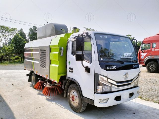 Xe quét đường hút bụi hay còn gọi là xe quét rác hút bụi
