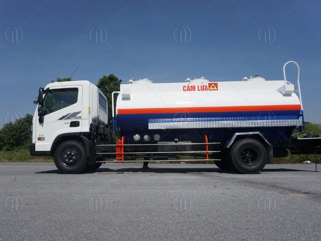 Xe bồn chở xăng dầu là phương tiện chuyên dụng dùng để vận chuyển xăng