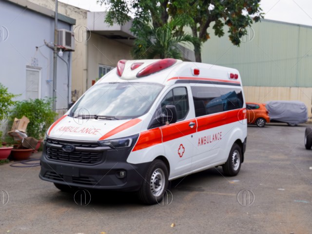 Xe cứu thương Ford Transit m&aacute;y dầu bản ti&ecirc;u chuẩn