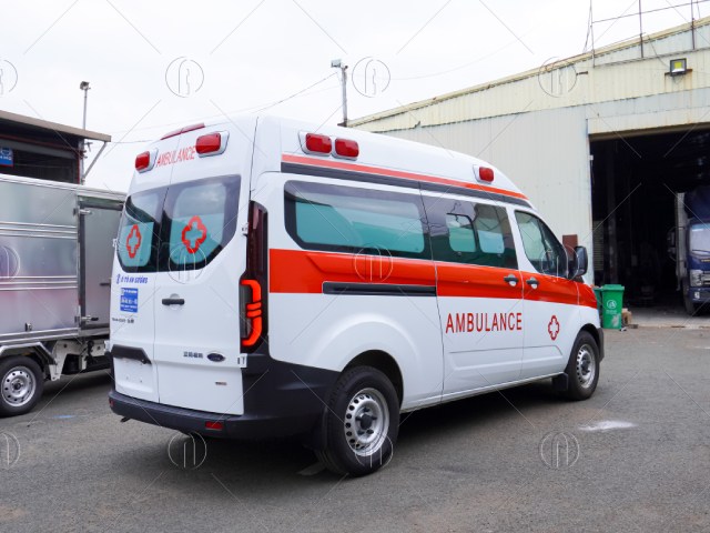Xe cấp cứu Ford Transit m&aacute;y xăng bản ti&ecirc;u chuẩn