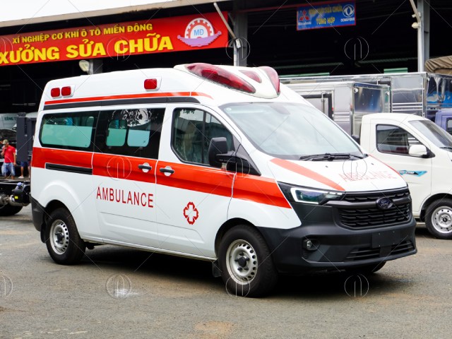 Gi&aacute; xe cứu thương ford transit bản xăng v&agrave; bản dầu