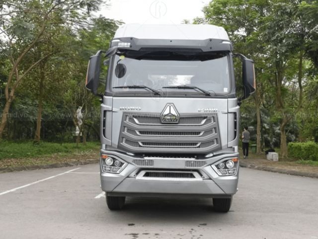 Xe đầu k&eacute;o NX 440 cầu l&aacute;p được trang bị động cơ c&ocirc;ng suất 440 m&atilde; lực