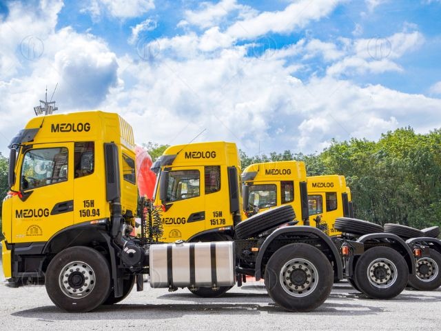 Xe Dongfeng X3 đầu kéo động cơ Yuchai