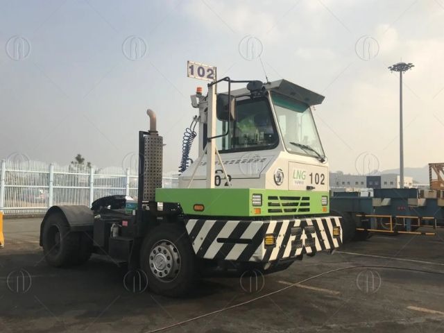 Xe nâng đầu chở máy công trình Shacman