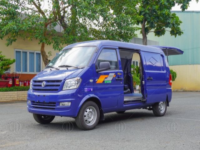 Xe tải van DFSK K05s nhỏ, hiệu năng lớn DFSK K05s là mẫu xe van đô thị lý tưởng, nổi bật với động cơ xăng DK12-10 dung tích 1.342cc, công suất 94 mã lực. DFSK K05s dễ dàng kết hợp giữa chở người và chở hàng, tối ưu hóa công việc giao nhận, vận chuyển cho cá nhân, hộ kinh doanh và doanh nghiệp nhỏ. Ưu điểm: Trang bị máy DK12-10 mạnh mẽ, mức tiêu hao chỉ 7L/100km, đạt tiêu chuẩn khí thải Euro 5 Thiết kế ngoại thất hiện đại, đầu cabin kéo dài chuẩn khí động học Trang bị 5 cửa tiện lợi với 2 cửa cabin, 2 cửa trượt hông, 1 cửa sau hỗ trợ bốc dỡ linh hoạt Bảng màu đa dạng, dễ dàng lựa chọn Chi phí vận hành xe DFSK rẻ Nhược điểm: Nhiều người còn e ngại với các dòng xe Trung Quốc như DFSK