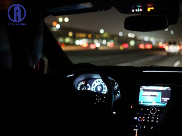 Hình: Hạn chế lái xe trên cao tốc vào ban đêm