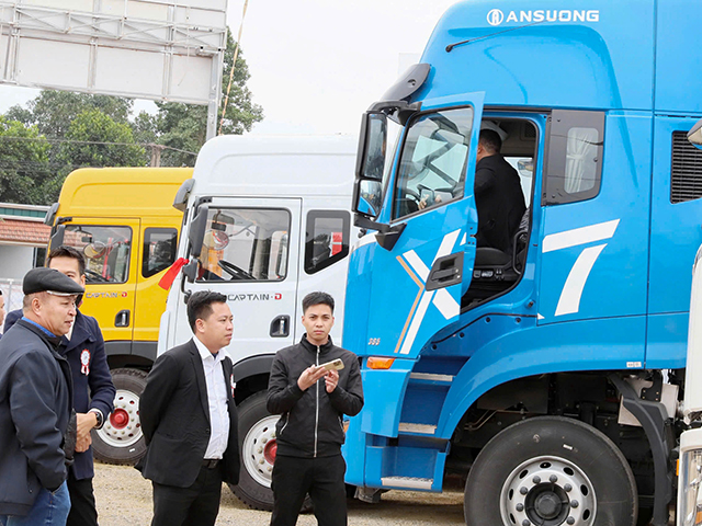 Khách hàng tham quan khu trưng bày tại Đại lý thứ 35 - Showroom Đông Phát