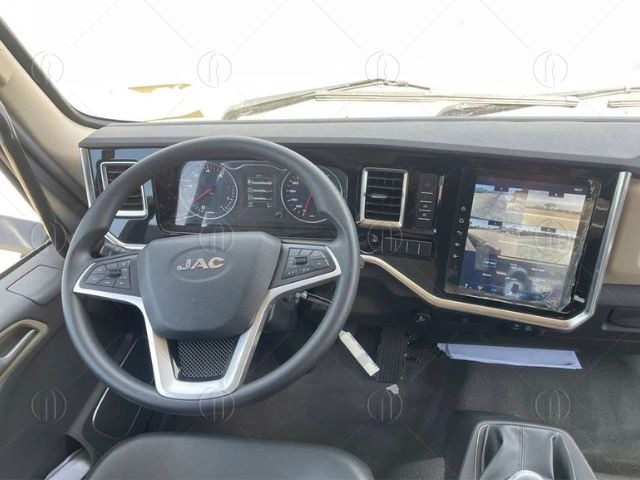 Khoang lái xe tải Jac Dawos nhiều tiện nghi