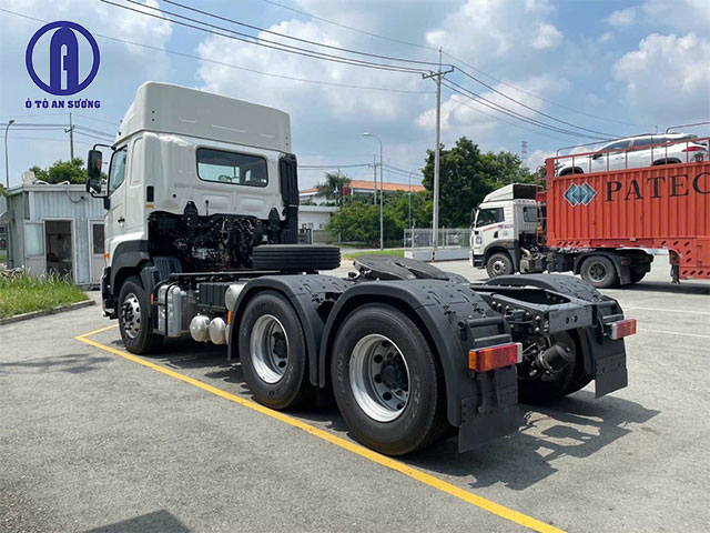 Khung gầm và hệ thống treo xe đầu kéo Hino 700 rất chắc chắn