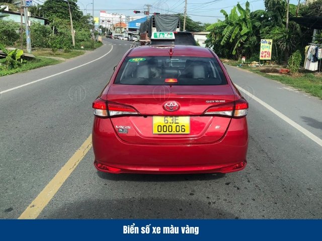 Biển số xe m&agrave;u v&agrave;ng c&oacute; nền v&agrave;ng, chữ v&agrave; số c&oacute; thể l&agrave; m&agrave;u đen hoặc m&agrave;u đỏ d&agrave;nh cho nh&oacute;m phương tiện đặc th&ugrave;