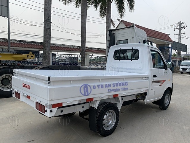 Xe tải SRM K990 có tải trọng 990kg và chiều dài thùng hàng lên đến 2,45m