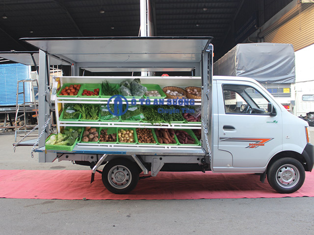 Xe tải bán hàng lưu động bán rau củ quả