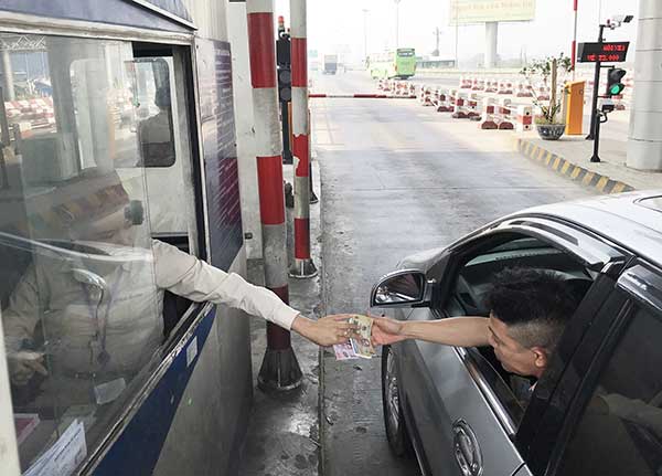 Xe không dán thẻ đi vào làn thu phí không dừng bị phạt tới 1,2 triệu đồng