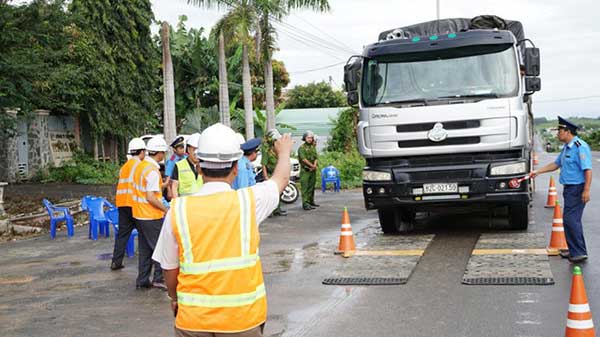Tăng cường dẹp xe quá tải đường Hồ Chí Minh đoạn Gia Lai – Kon Tum