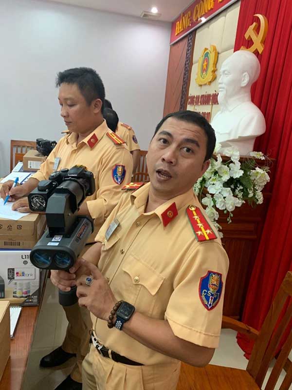 Cận cảnh máy bán tốc độ thế hệ mới và cân xe ô tô xách tay Cận cảnh máy bán tốc độ thế hệ mới và cân xe ô tô xách tay