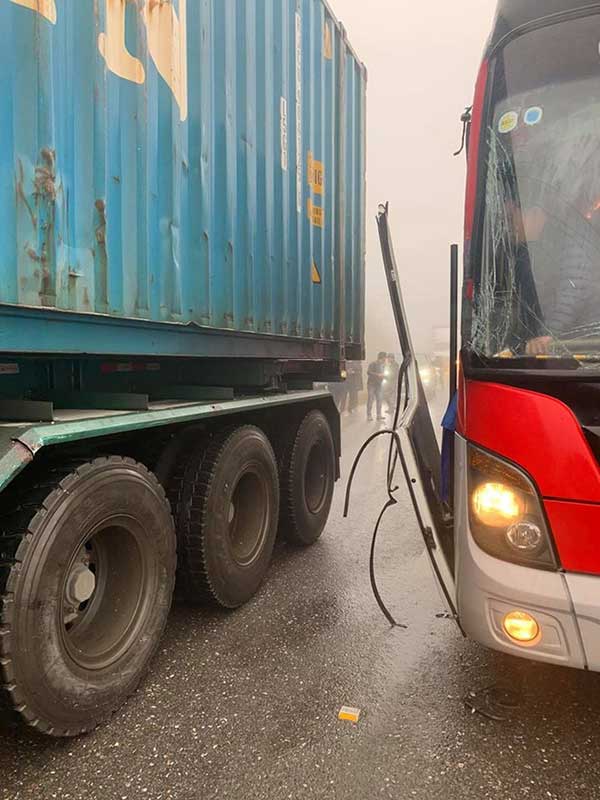 Thực hư câu chuyện tài xế cho xe khách mất phanh tựa vào hông container khi đổ đèo